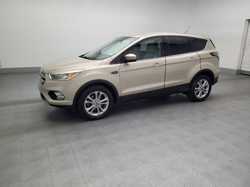 Used 2017 Ford Escape SE image 2