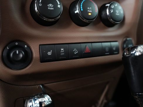 Used 2017 Jeep Wrangler Unlimited Sahara w/ Connectivity Group AWD/4WD image 27