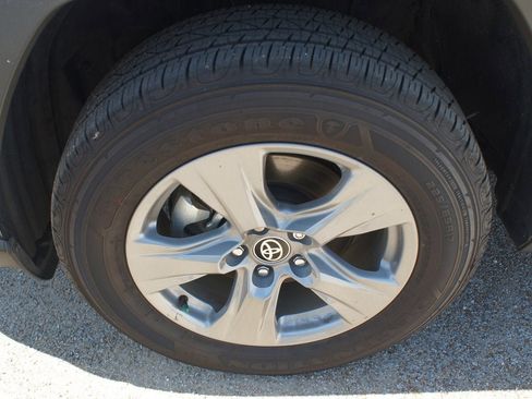 Used 2025 Toyota RAV4 XLE w/ Convenience Package AWD/4WD image 26