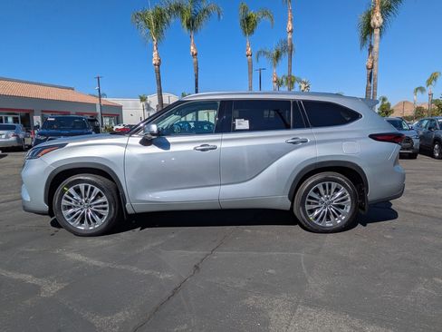 New 2025 Toyota Highlander Platinum image 5