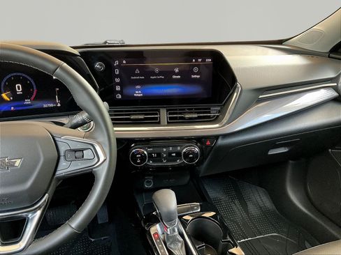 Used 2025 Chevrolet Trax ACTIV FWD image 9