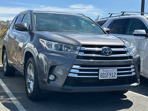 Used 2018 Toyota Highlander Limited w/ Carpet Mat Package (TMS) AWD/4WD image 2