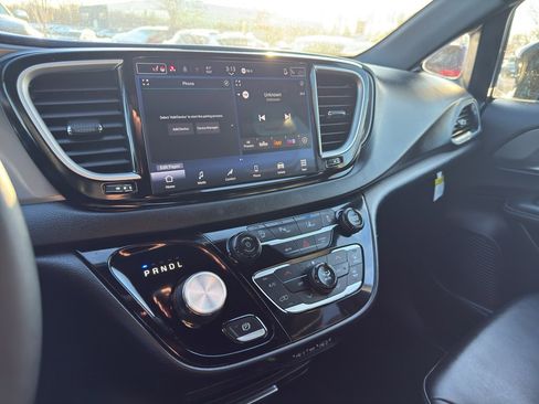 Used 2025 Chrysler Voyager LX image 19