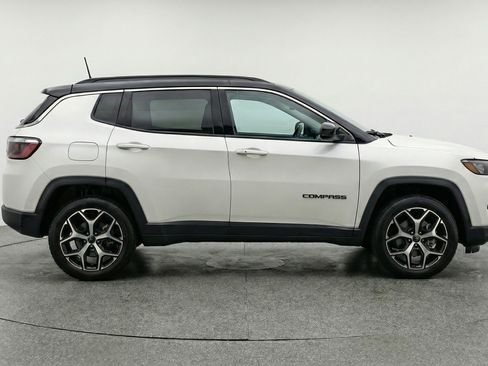 Used 2025 Jeep Compass Limited image 11