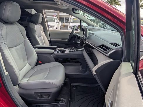 Used 2024 Toyota Sienna Limited image 17