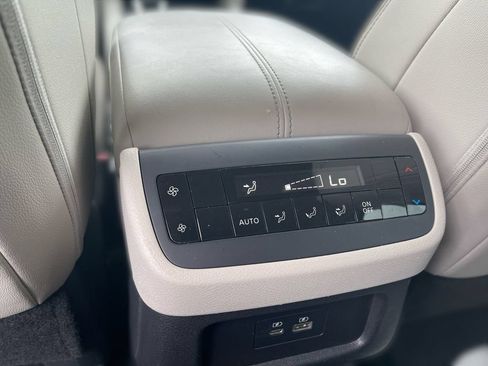 Used 2024 Nissan Pathfinder SL AWD/4WD image 39