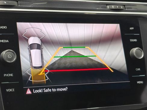 Used 2024 Volkswagen Tiguan SE R-Line image 9