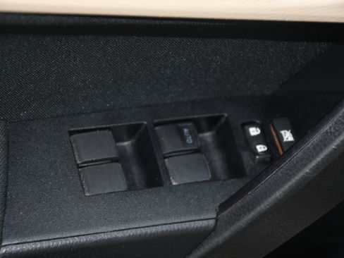 Used 2014 Toyota Corolla LE image 10