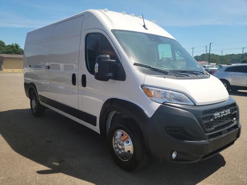 Used 2024 RAM ProMaster 2500 w/ Convenience Group FWD image 3