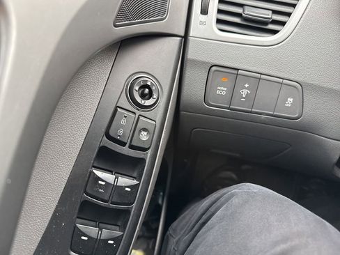 Used 2014 Hyundai Elantra SE image 21