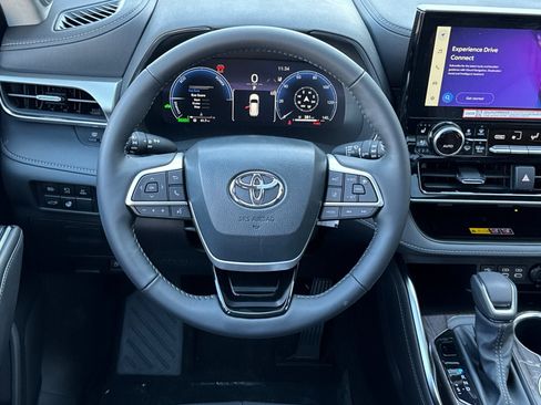 New 2026 Toyota Highlander Platinum AWD/4WD image 16