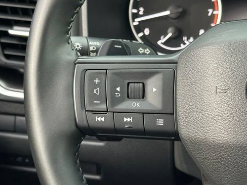 Used 2025 Nissan Rogue SV AWD/4WD image 38