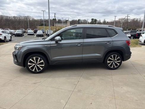 Used 2022 Volkswagen Taos SE w/ Panoramic Sunroof Package image 4