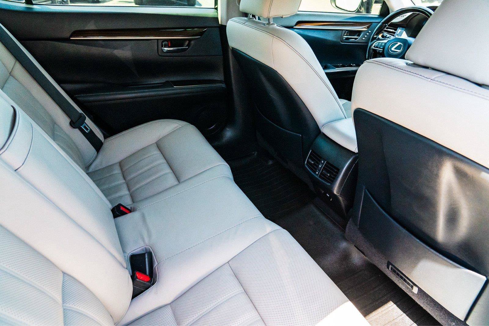 Used 2017 Lexus ES 300h w/ Luxury Package FWD image 27