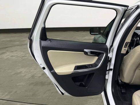 Used 2016 Volvo XC60 T5 Premier w/ Proximity Package FWD image 18