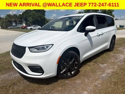 Used 2023 Chrysler Pacifica Touring-L w/ S Appearance Package