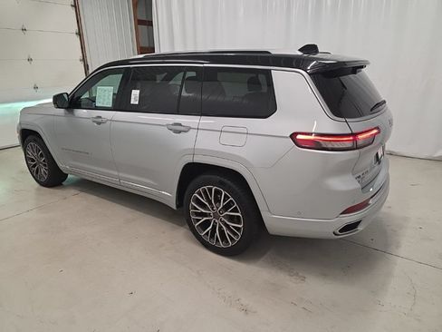 Used 2023 Jeep Grand Cherokee L Summit AWD/4WD image 3