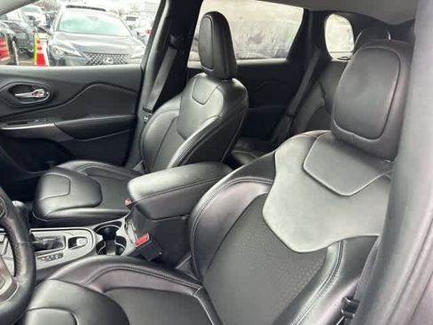 Used 2019 Jeep Cherokee Latitude Plus image 3