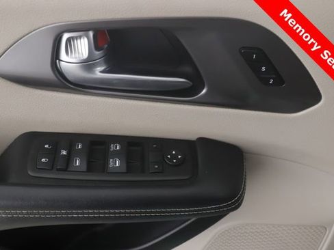 Used 2022 Chrysler Pacifica Touring-L FWD image 19