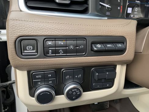 Used 2021 GMC Yukon XL Denali w/ Denali Premium Package AWD/4WD image 16