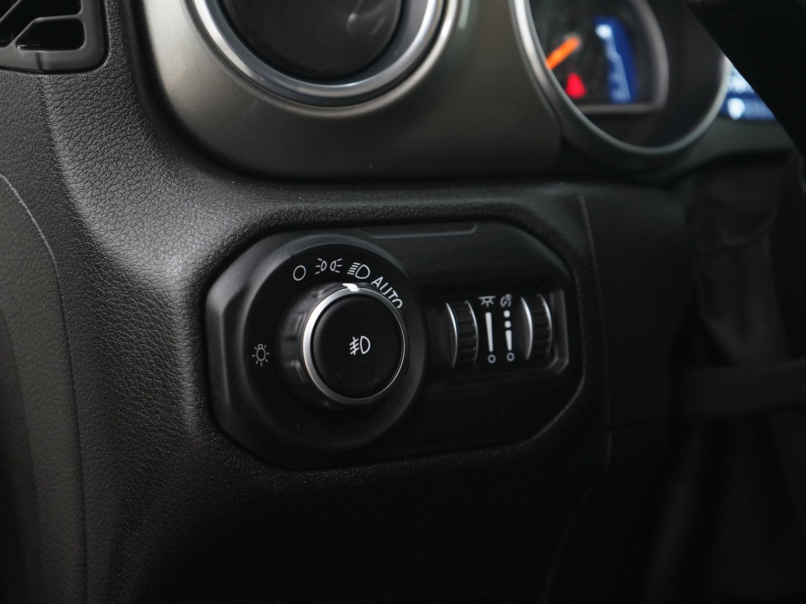 Used 2019 Jeep Wrangler Unlimited Sahara w/ Uconnect 4C Nav & Sound Group AWD/4WD image 25