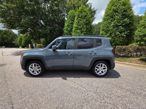Used 2017 Jeep Renegade Latitude FWD image 2
