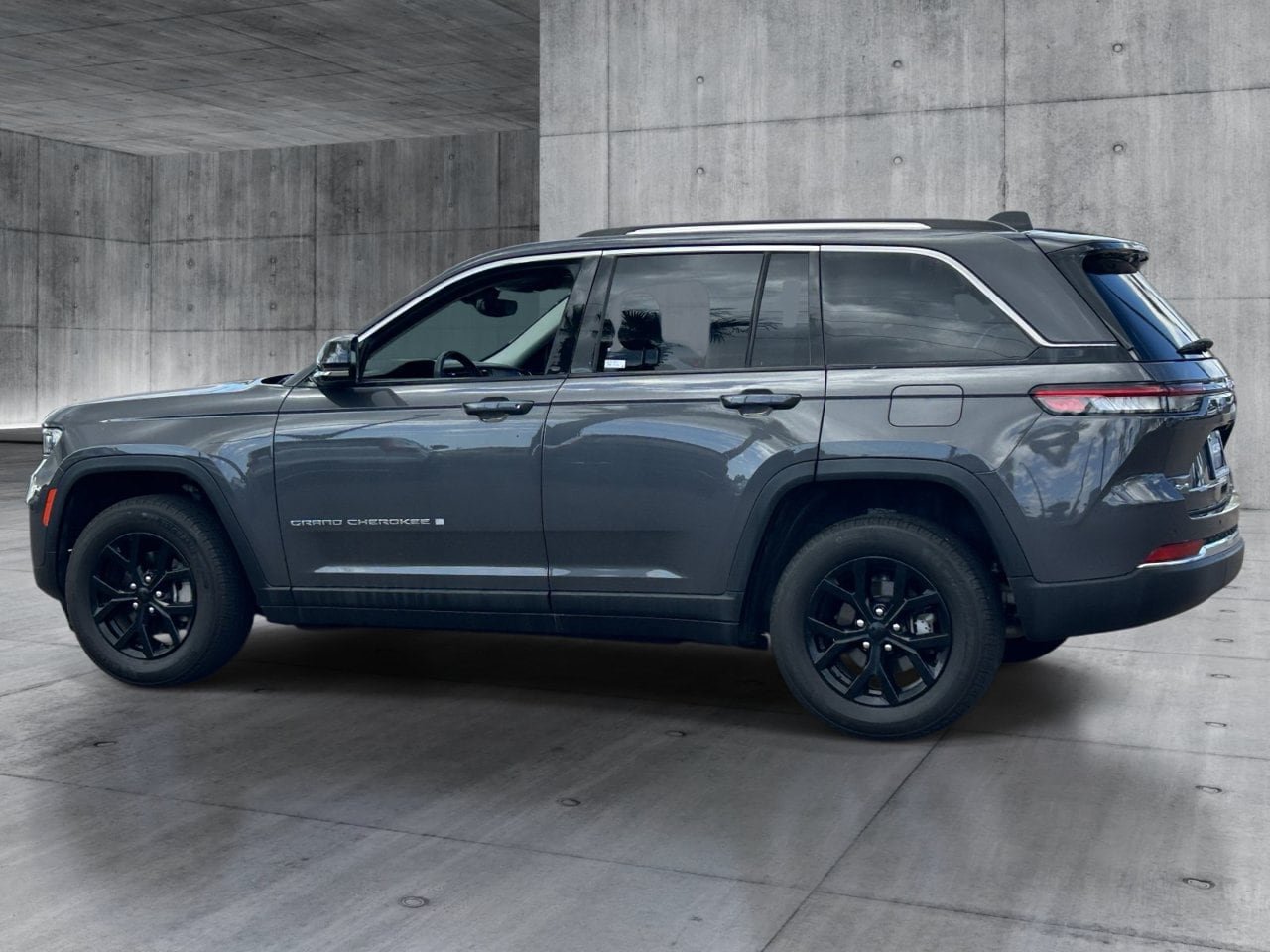 Used 2023 Jeep Grand Cherokee Limited AWD/4WD image 3