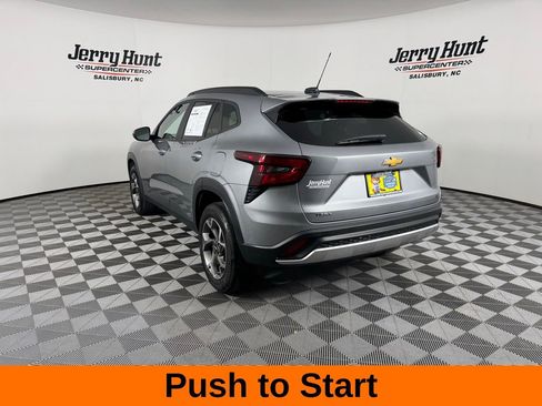 Used 2025 Chevrolet Trax LT image 9