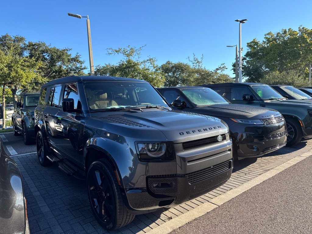 Used 2025 Land Rover Defender 130 V8 AWD/4WD image 2