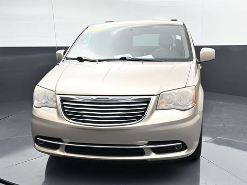 Used 2014 Chrysler Town & Country Touring FWD image 2