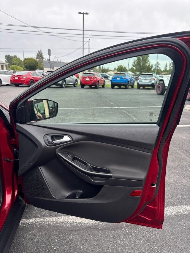 Used 2015 Ford Focus Titanium w/ Titanium Technology Package FWD image 16