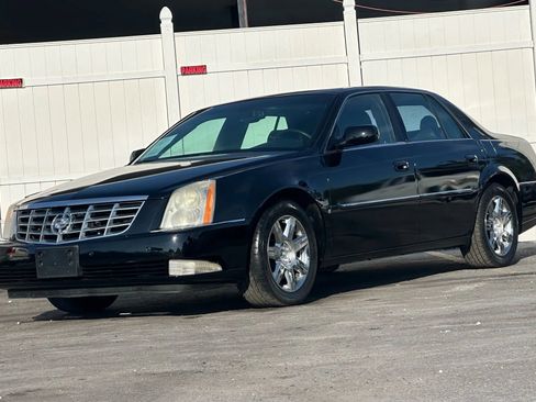 Used 2007 Cadillac DTS Luxury I w/ Sun And Sound Package image 6