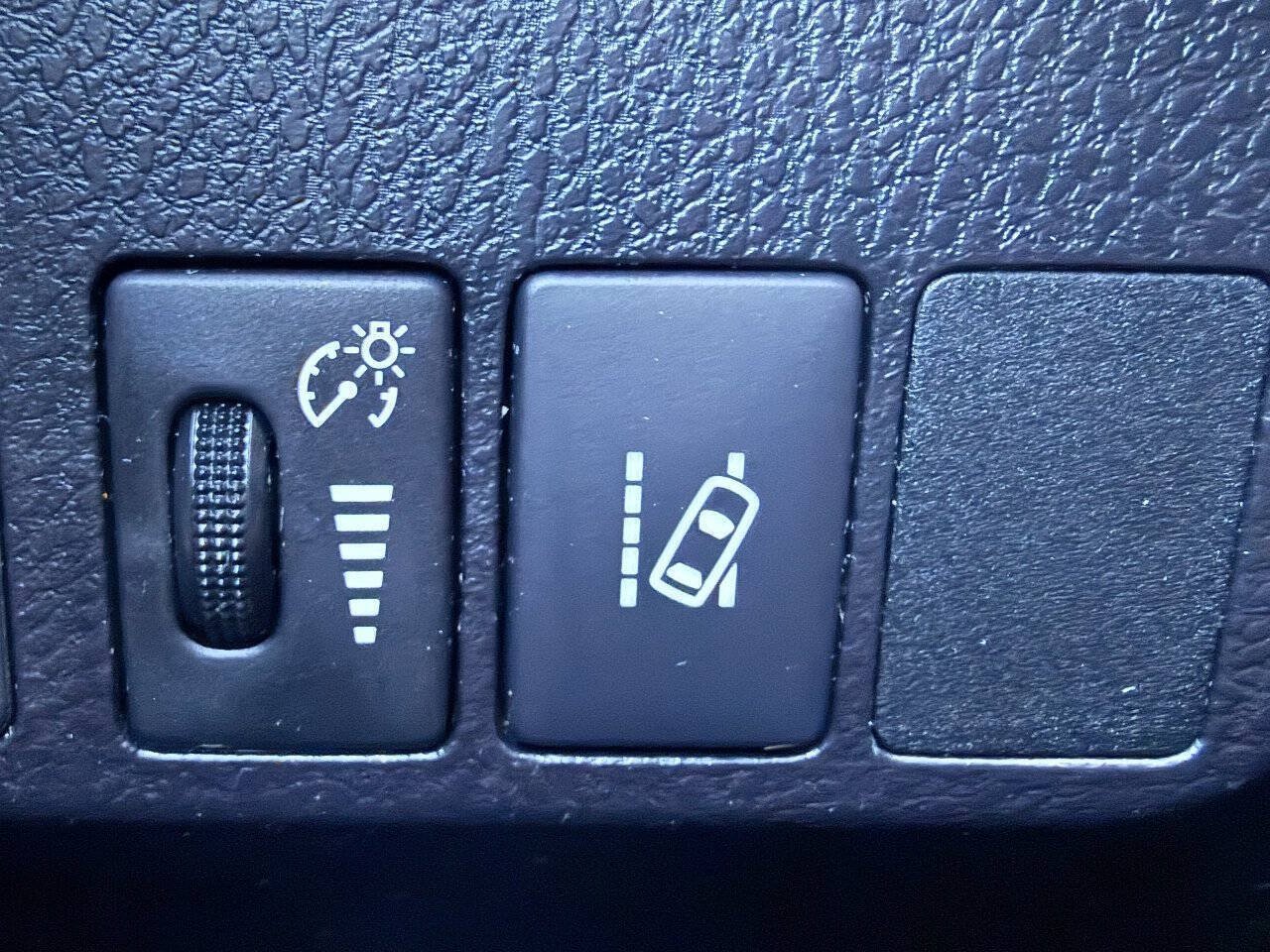 Used 2017 Toyota RAV4 LE w/ Carpet Mat Package AWD/4WD image 26