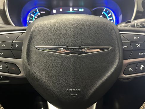 Used 2023 Chrysler Pacifica Pinnacle FWD image 17