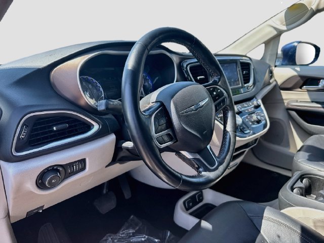 Used 2019 Chrysler Pacifica Touring-L FWD image 11