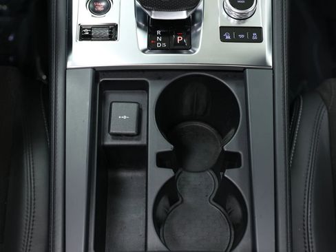 Used 2021 Jaguar F-PACE SVR image 40