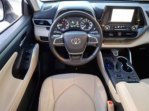 Certified 2023 Toyota Highlander XLE image 10