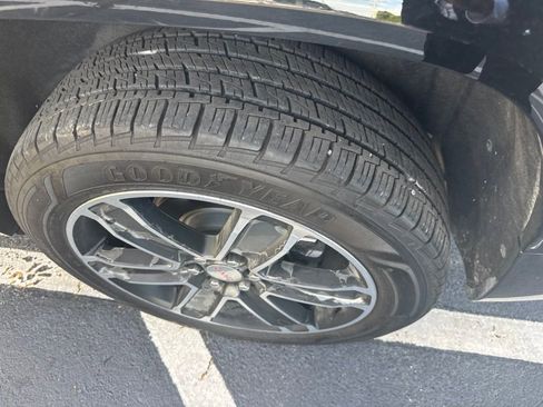 Used 2019 GMC Acadia Denali w/ Technology Package FWD image 9