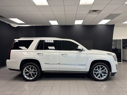 Used 2018 Cadillac Escalade Platinum AWD/4WD image 2