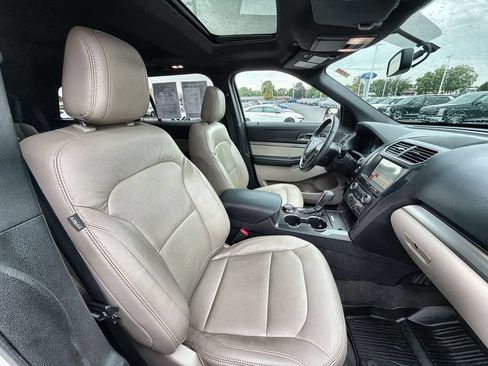 Used 2018 Ford Explorer XLT w/ Equipment Group 202A AWD/4WD image 27