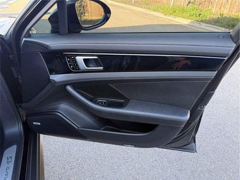 Used 2018 Porsche Panamera 4S image 40