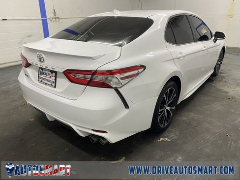 Used 2020 Toyota Camry SE image 3