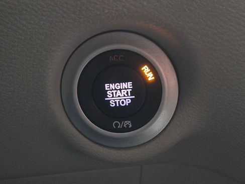 Certified 2023 Chrysler Voyager LX image 9