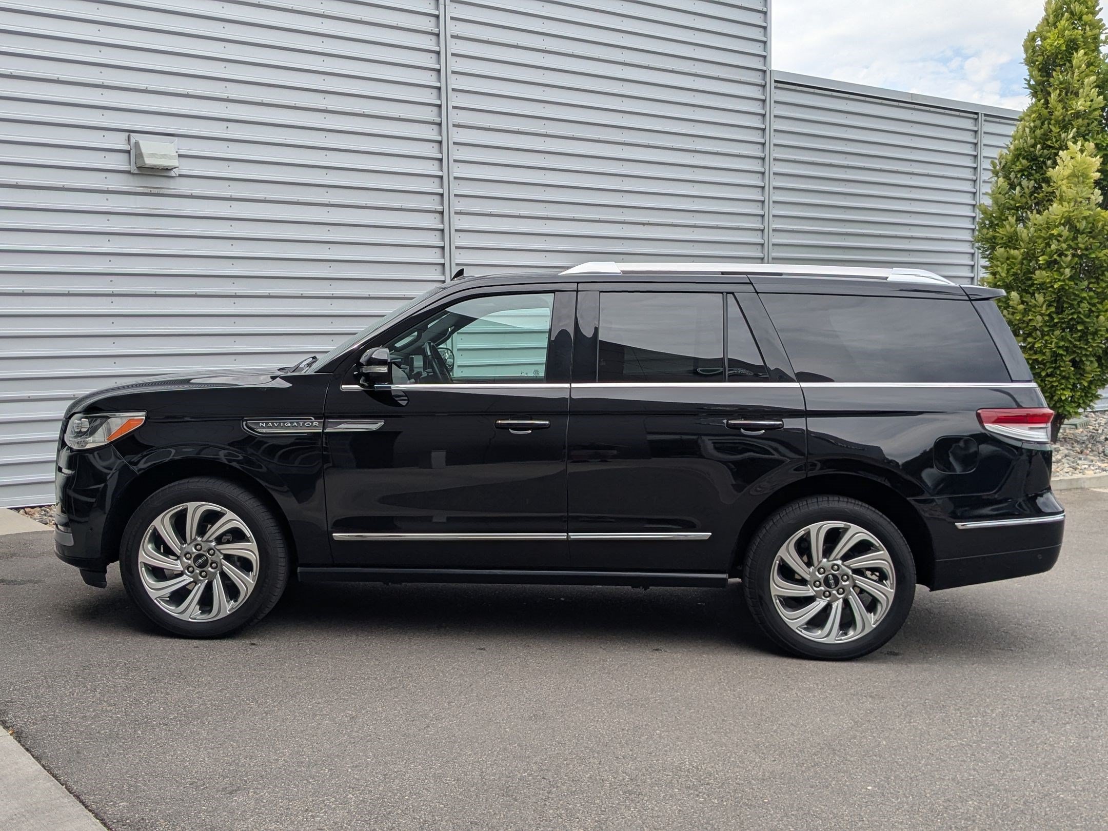 Used 2024 Lincoln Navigator Reserve AWD/4WD image 8