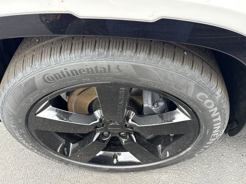 New 2026 Land Rover Defender 130 X-Dynamic SE image 15