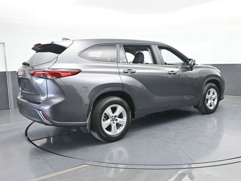 Used 2023 Toyota Highlander LE image 6