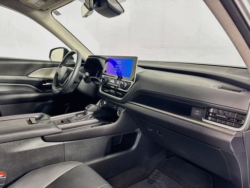 Used 2025 Toyota Grand Highlander FWD image 32