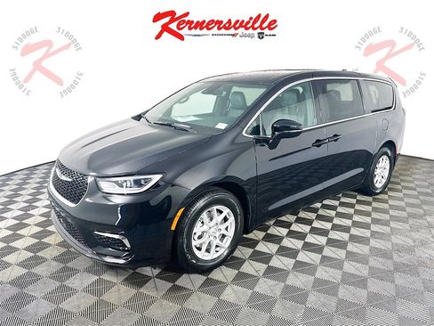 New 2026 Chrysler Pacifica Select image 3