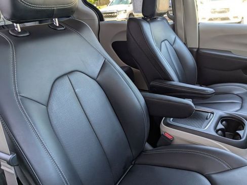 Used 2023 Chrysler Pacifica Touring-L FWD image 27