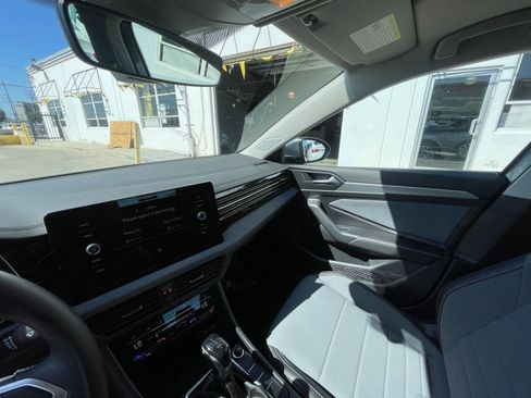 Used 2025 Volkswagen Jetta SE image 35
